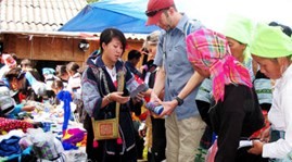 Tourists treated to New Year Eve buffet - ảnh 1